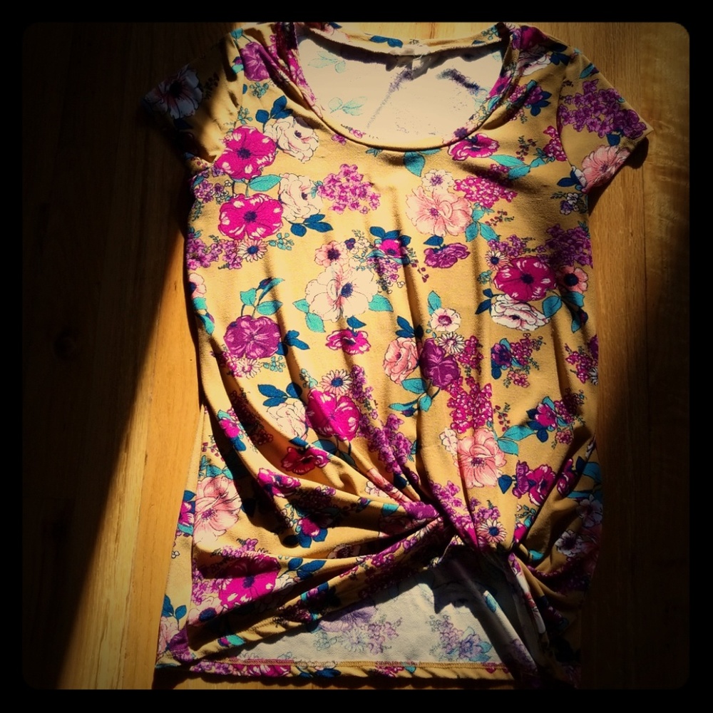 Synched front floral top
